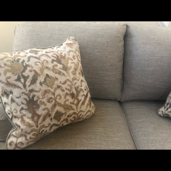 Beautiful Brand New Never Used Pillows (6) - Picture 7 of 9